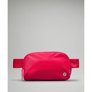 Lululemon Everywhere Belt Bag 1L |
Cherry Mist